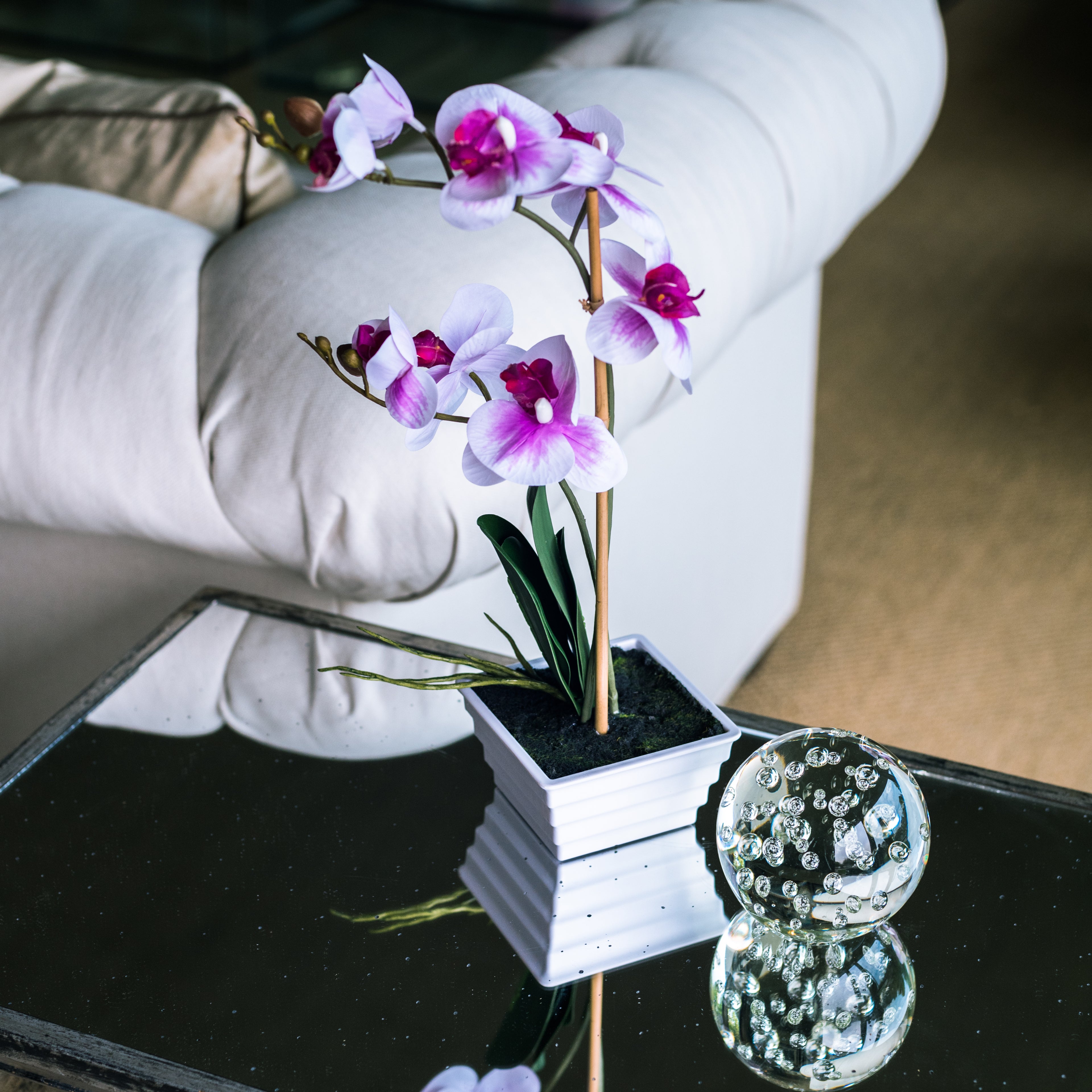 Orquídea artificial rosada de 44 cm en macetero