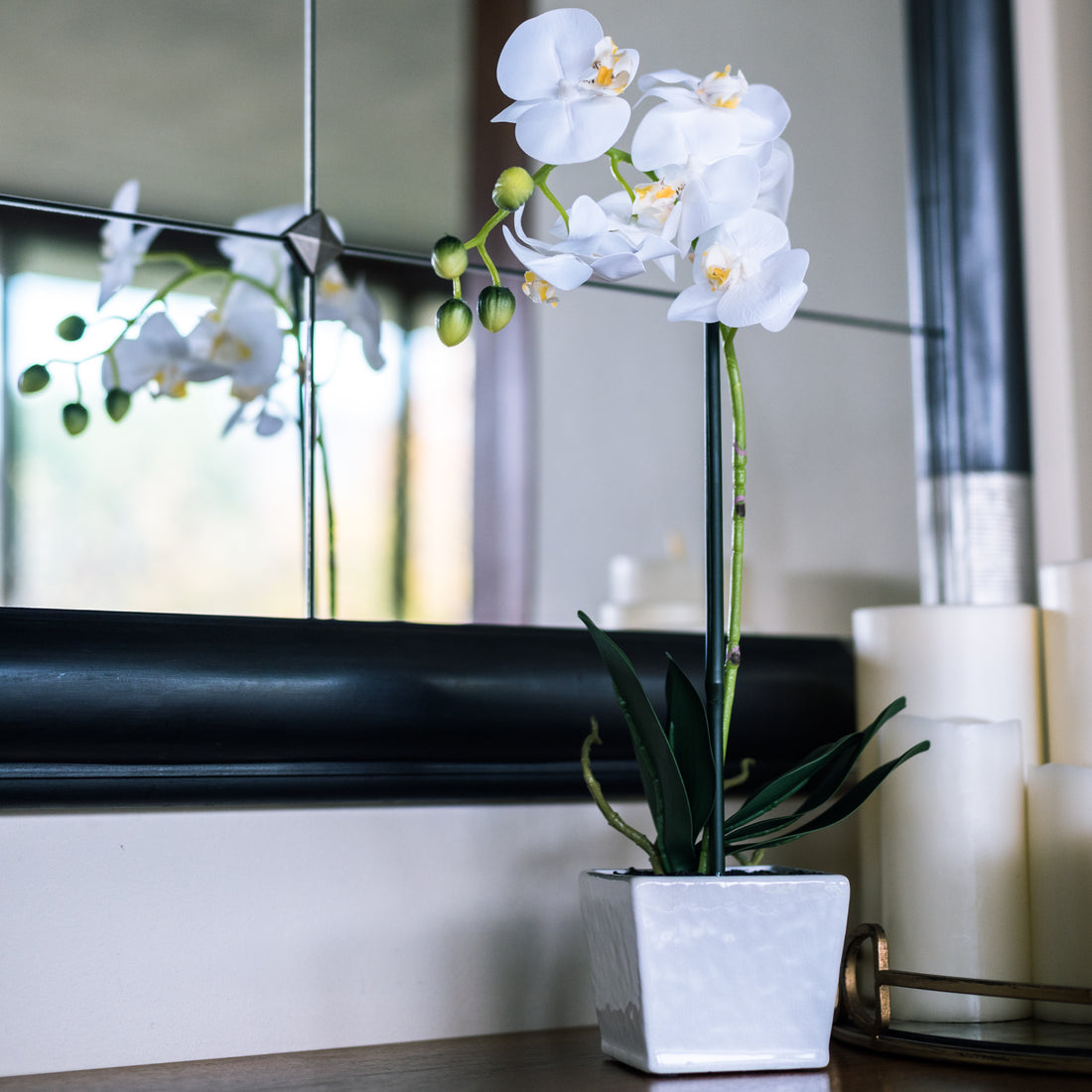 Orquídea blanca artificial de 51 cm en macetero cuadrado