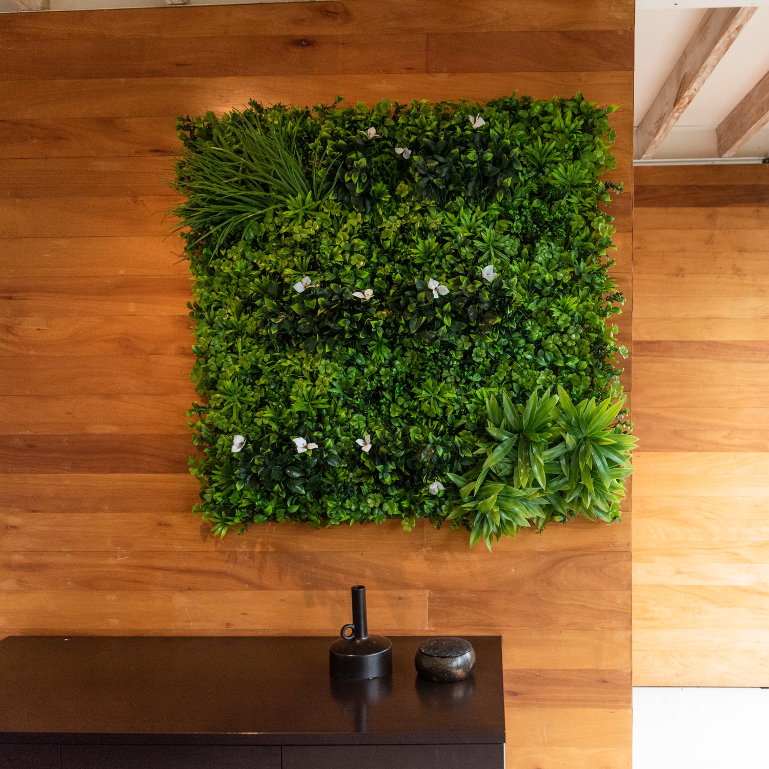 Pasto mural artificial premium con flores blancas 100 x 100 cm con protección UV