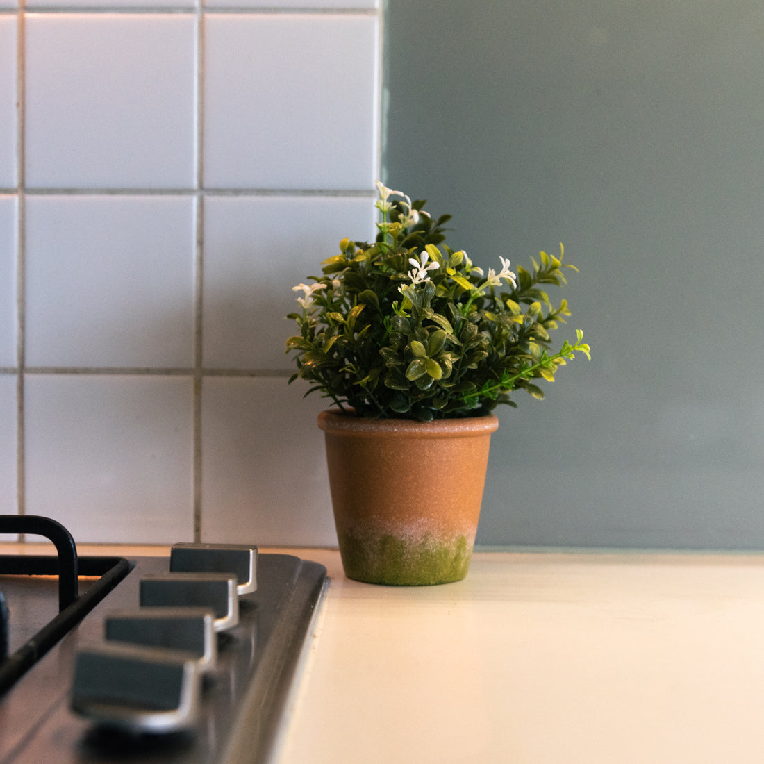 Boj artificial con flores blancas de 22 cm con macetero