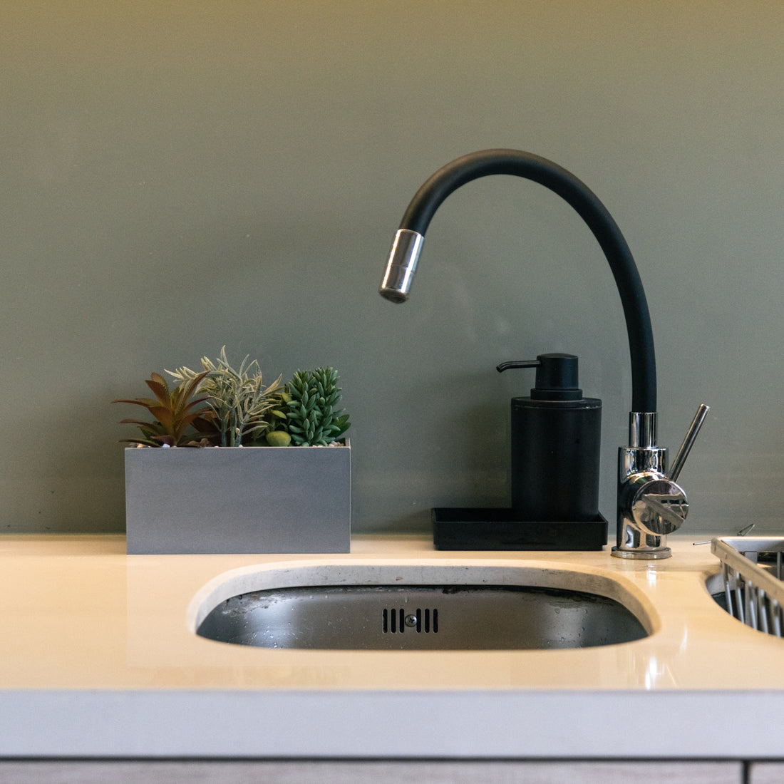 Suculentas artificiales de 20 cm con macetero rectangular