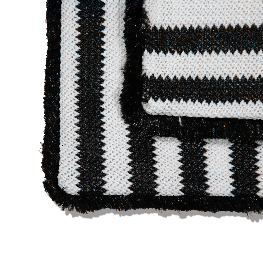 Funda de cojín de rafia con líneas negras y blancas con flecos  negros de 45 x 45 cm