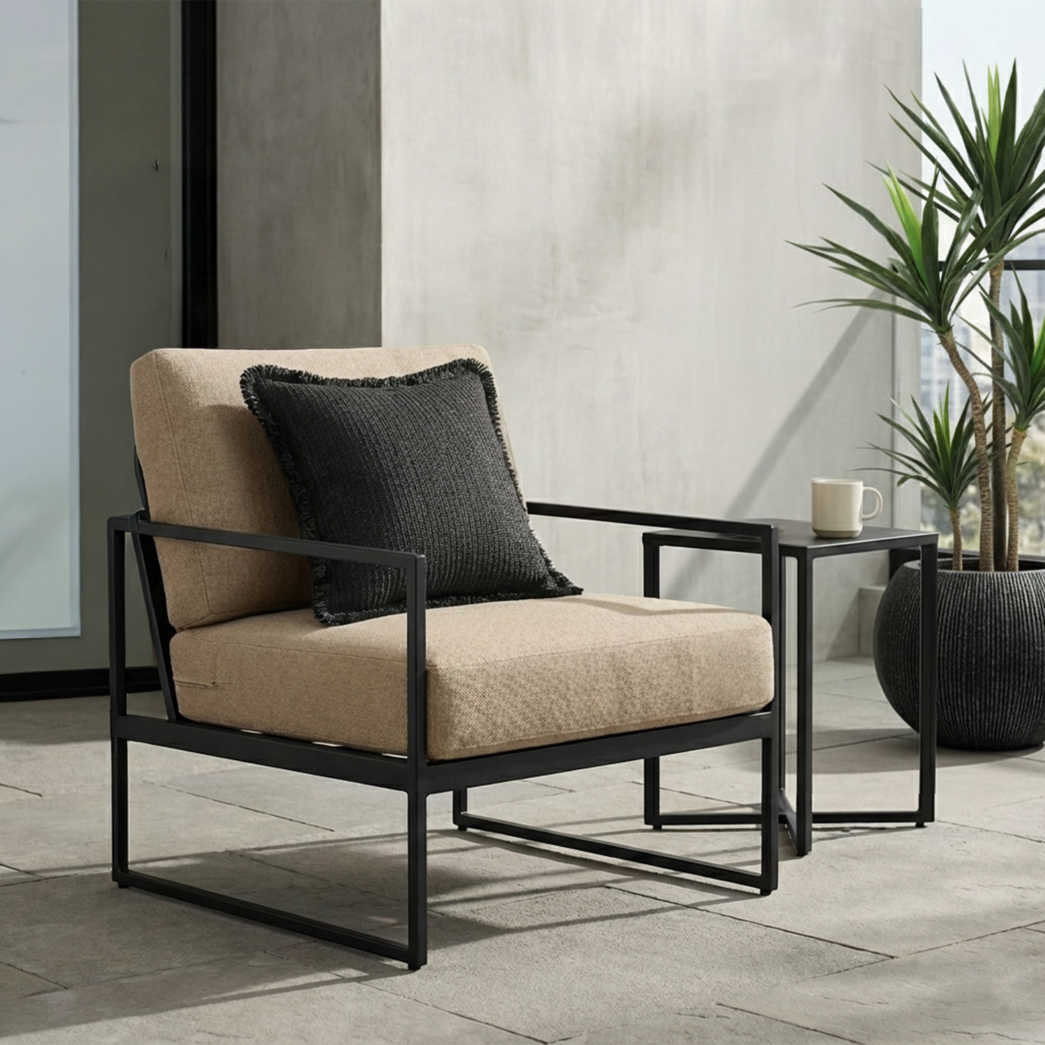 Cojín de rafia negro con flecos de  45 x 45 cm