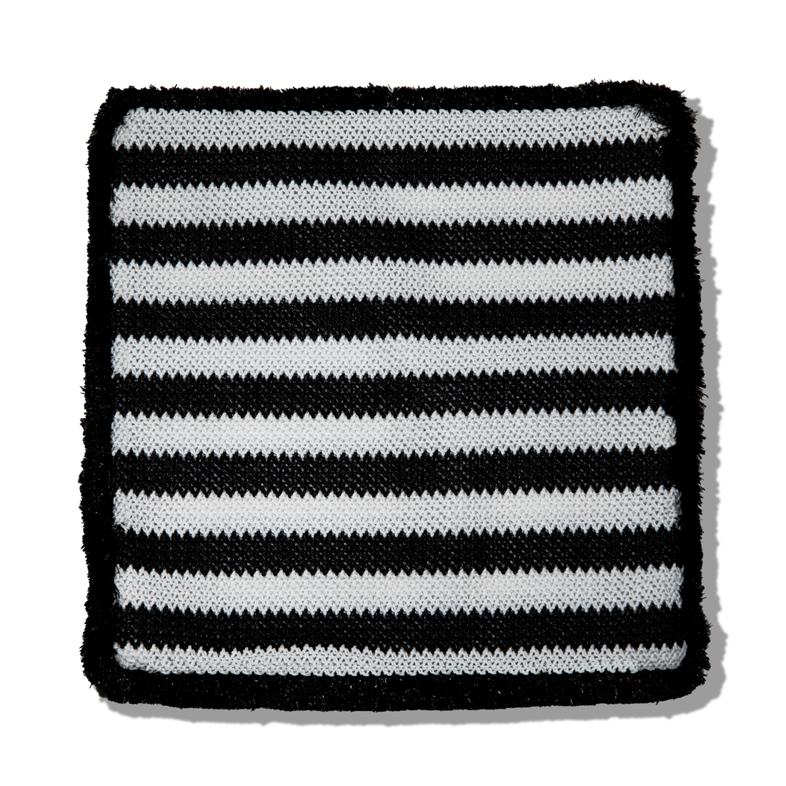 Funda de cojín de rafia con líneas negras y blancas con flecos  negros de 45 x 45 cm